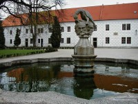 /album/fotogalerie-statni-zamek-trebon-perla-v-okveti-vodni-ruze/zamek-trebon-kasna-jpg/